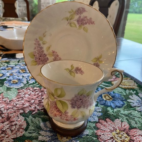 QUEENS Bone China * Centenuary year * LILACS + GOLD TRIM fluted cup & saucer - Picture 1 of 5